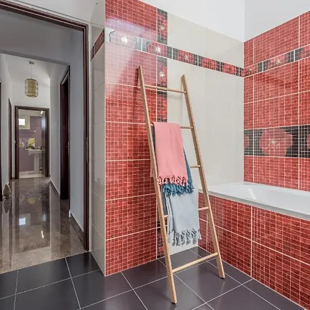 Ellania Milos * Adamantas (Milos)