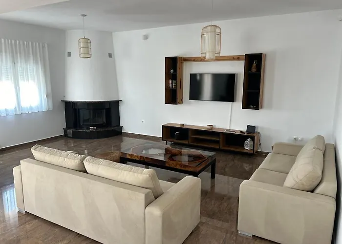 Ellania Milos Адамас